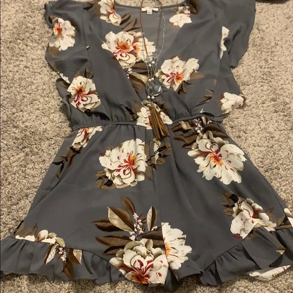 Grey floral romper 🌸